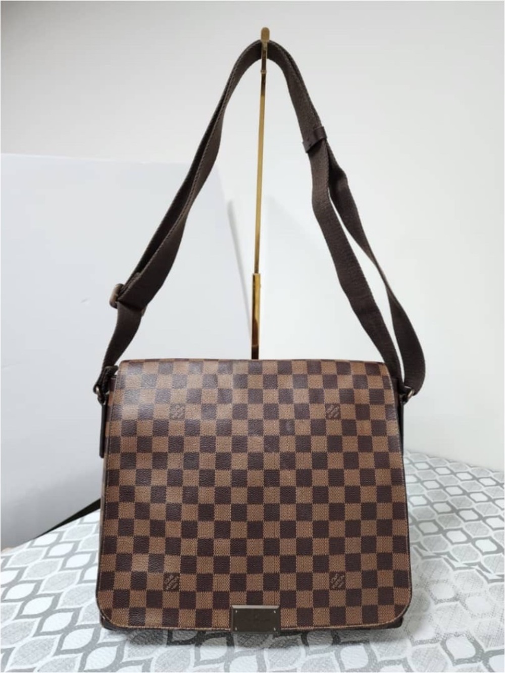 Authentic Louis Vuitton Cross Body District GM in Damier, Canvas Messenger Bag B
